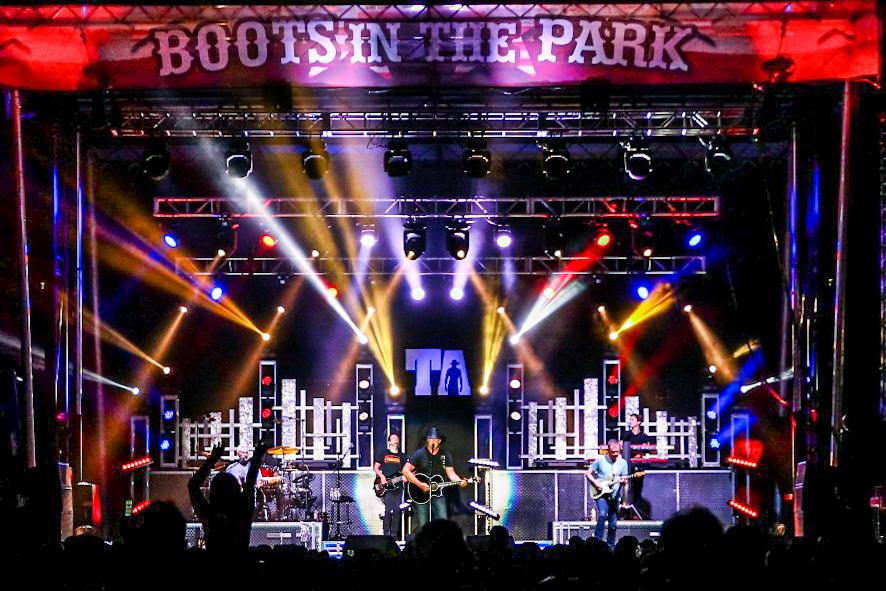 Trace Adkins boots in the Park prosystems av audio visual concert